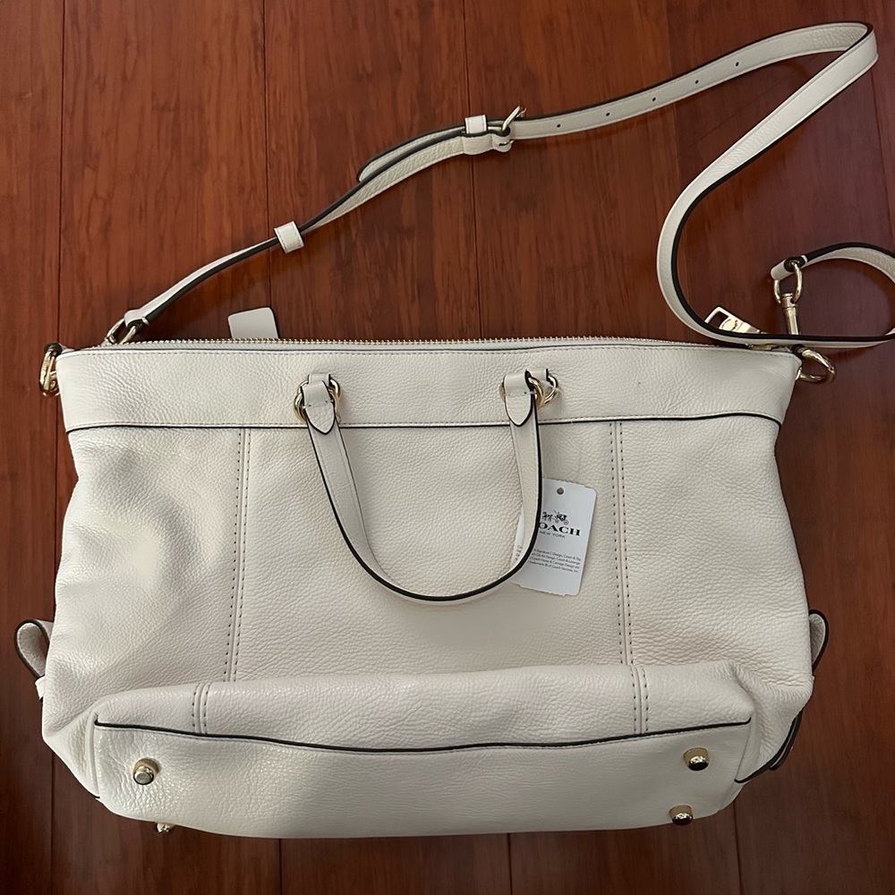 New with tag Coach leather purse!